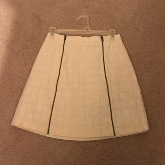 A cream mini skirt - Picture 1 of 2